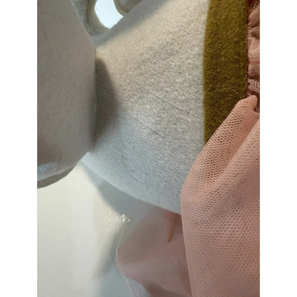 Pillowfort swan head